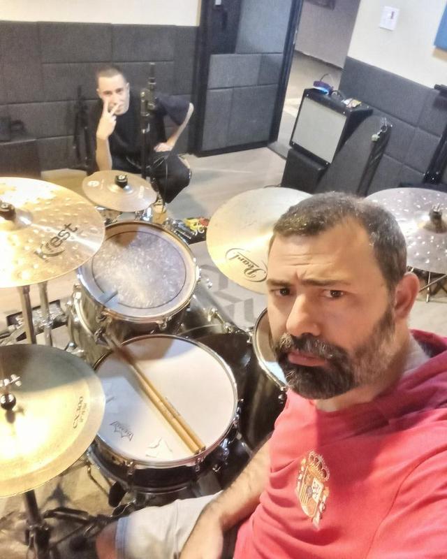 Baterista procura