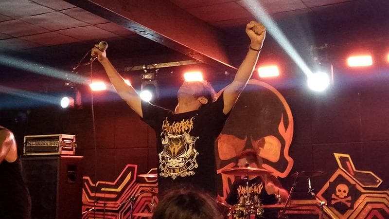 Vocalista procura banda