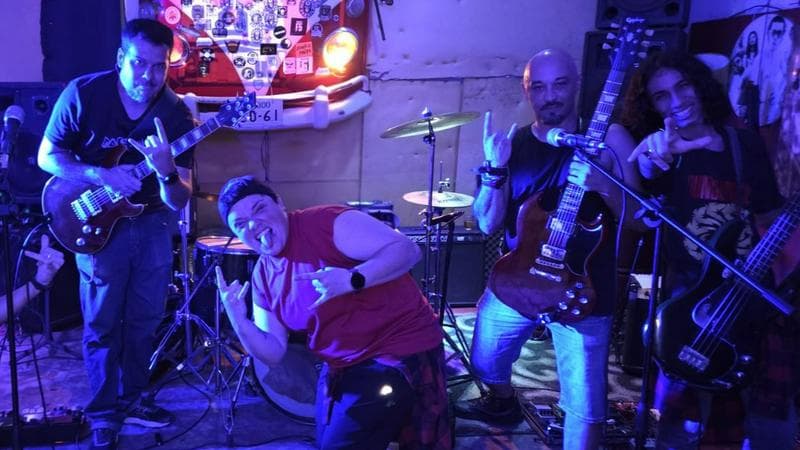 Banda procura baterista