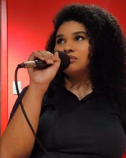 Cantora em Ribeirão Preto sem banda