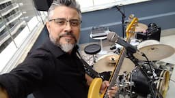 Sou Baixista e Baterista