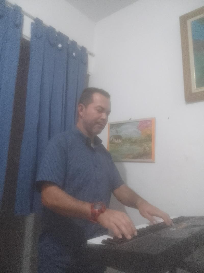Quero fazer parceria com cantores e cantoras 