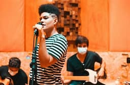 Cantora em busca de uma banda 