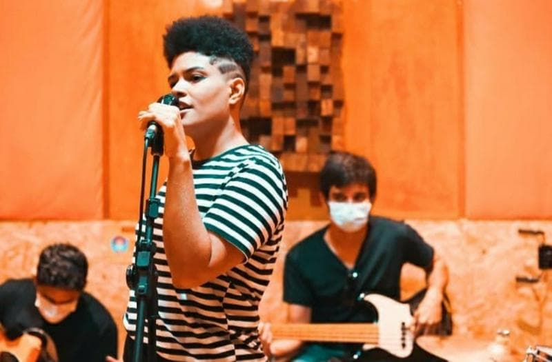 Cantora em busca de uma banda 