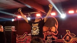Vocalista procura banda
