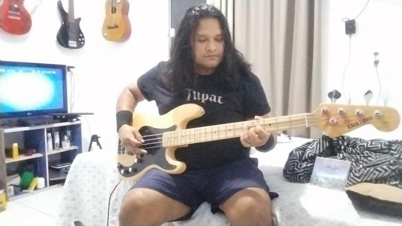Baixista a procura de banda