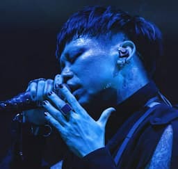 Vocalista a procura de banda