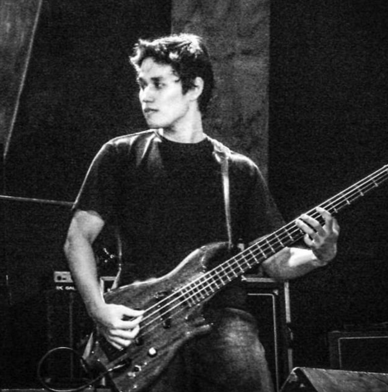 Baixista, procurando Banda