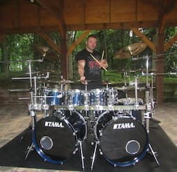 Baterista a disposição 