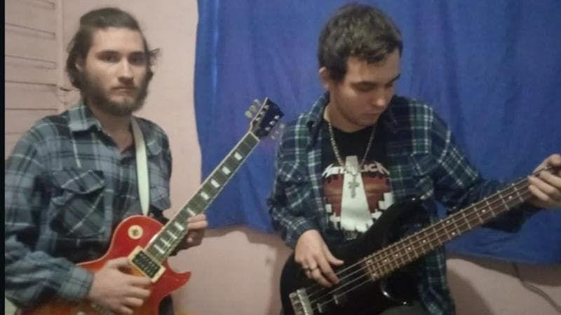 Banda a procura de bateirista