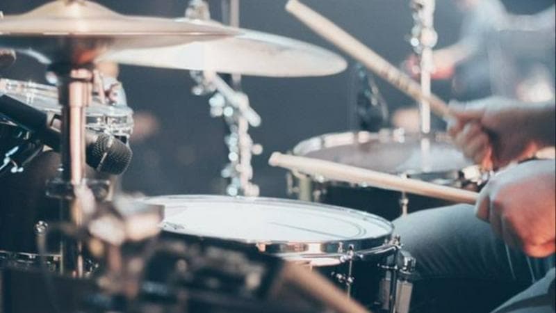 BATERISTA PROCURA BANDA