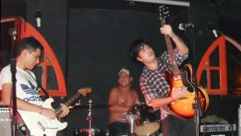 Banda de Rock n Roll - Garage Rock procura Baixista