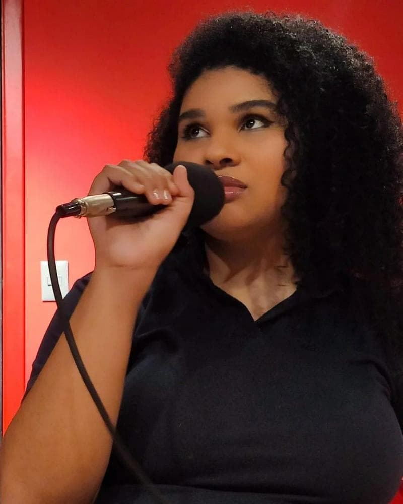 Cantora em Ribeirão Preto sem banda