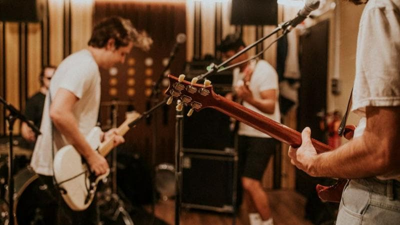 Músico disponível – violão, guitarra e gaita | Covers, indie e rock