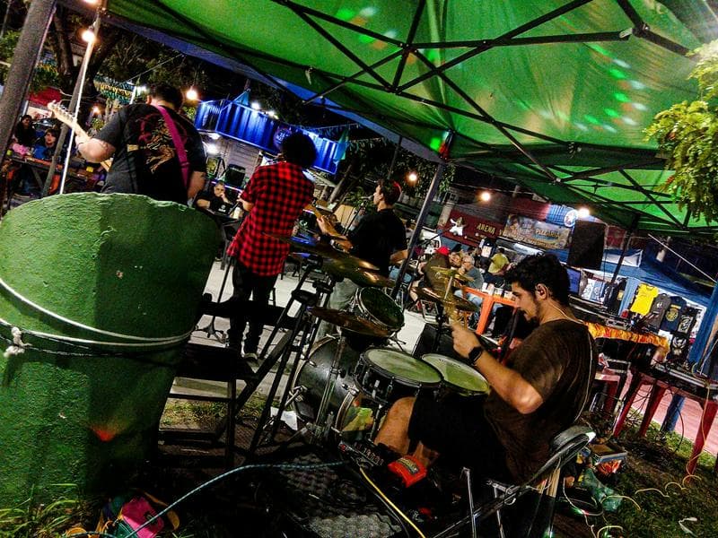 Vocalista procurando banda