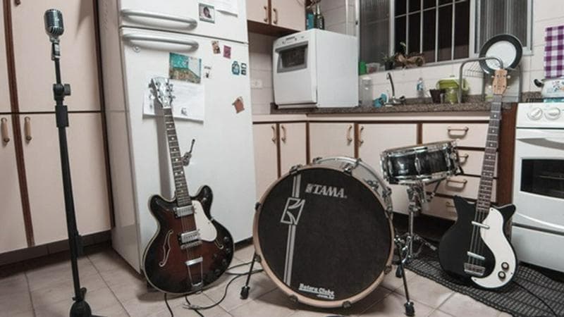 Banda com repertório autoral procura musicos