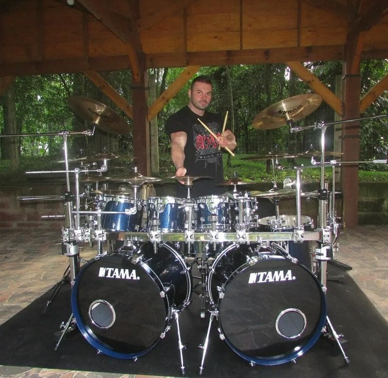 Baterista a disposição