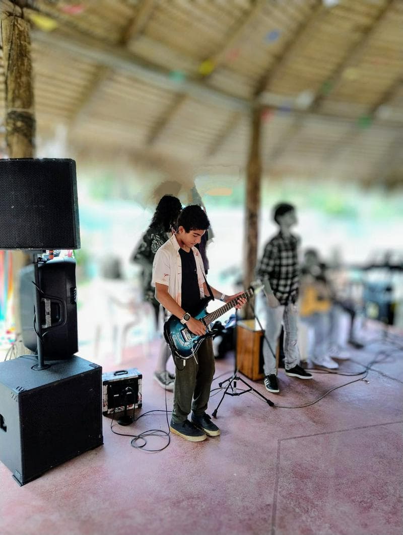 Andy, Sou guitarrista, tenho 14 anos.